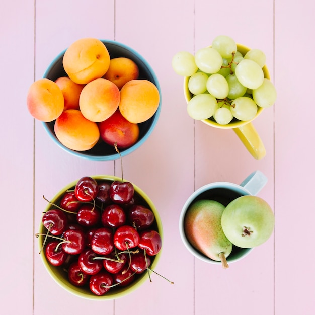 Foto gratuita vista dell'angolo alto della frutta fresca sul piano d'appoggio di legno