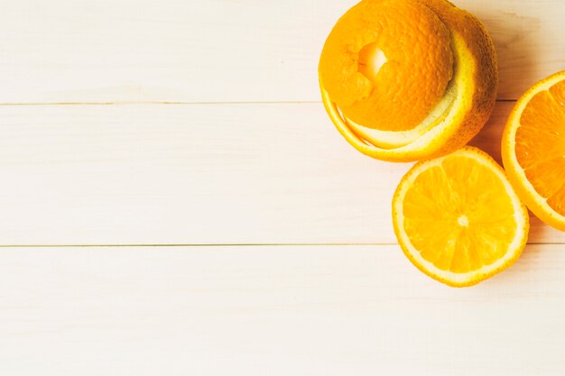 Высокий угол зрения свежих апельсиновых фруктов на деревянном фоне