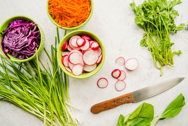 Высокий угол зрения свежих органических овощей и ножа