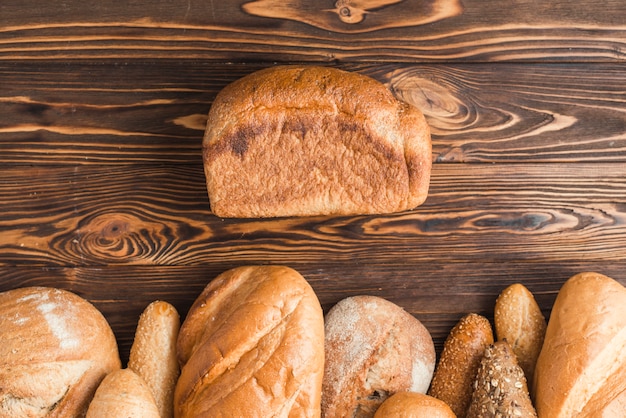 Высокий угол зрения свежеиспеченного хлеба на деревянном фоне