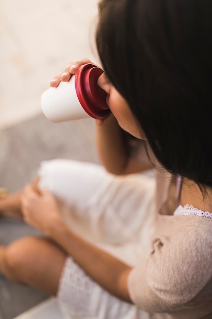 コーヒーを飲む女の子の高い角度の光景