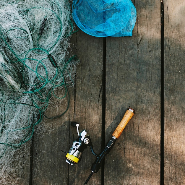 無料写真 木製の厚板に釣り竿とネットの高い角度のビュー
