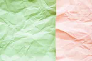 Бесплатное фото Высокий угол зрения зеленой и розовой мятой бумаги