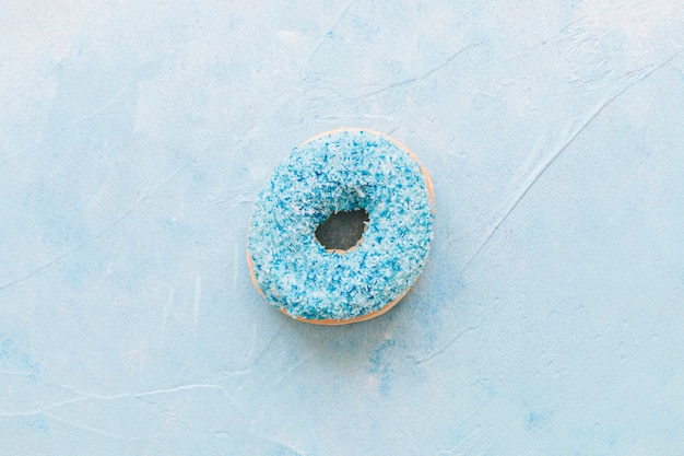 무료 사진 파란색 배경에 맛있는 도넛의 높은 각도보기