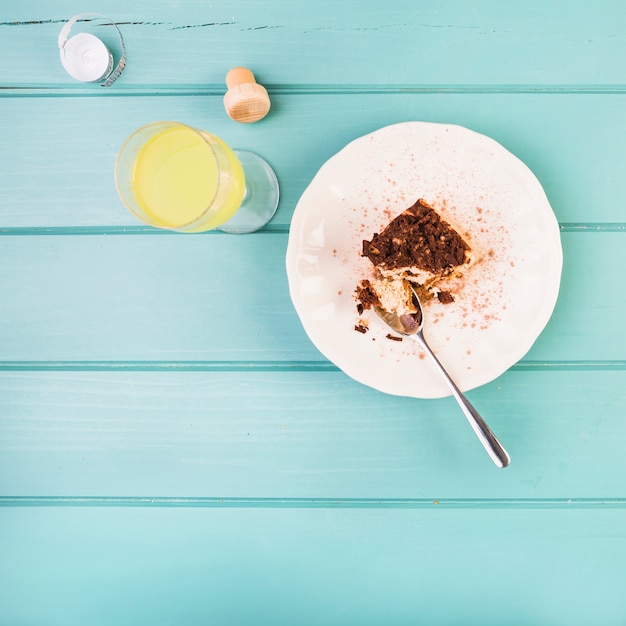 Foto gratuita vista dell'angolo alto di pasticceria e bevanda su fondo di legno