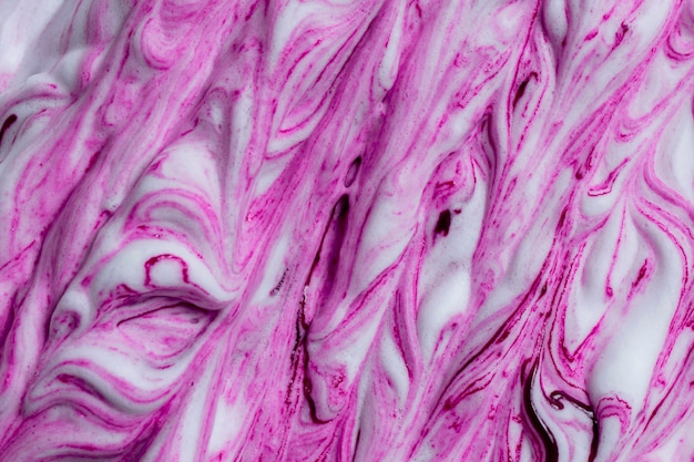 Взгляд высокого угла фиолетового абстрактного белого мрамора текстурировал фон