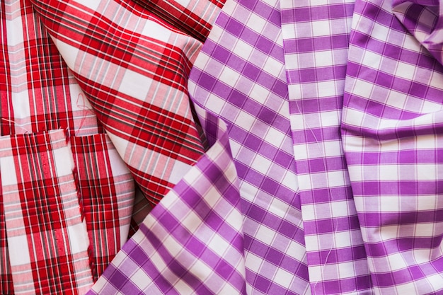 紫色と赤の綿の服の背景の高い角度のビュー