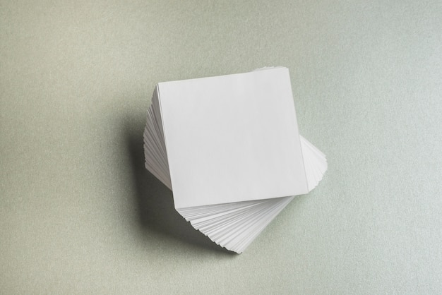 Высокий угол зрения сложенной квадратной формы бумаги