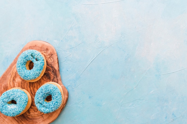 나무도 마에 맛있는 블루 도넛의 높은 각도보기