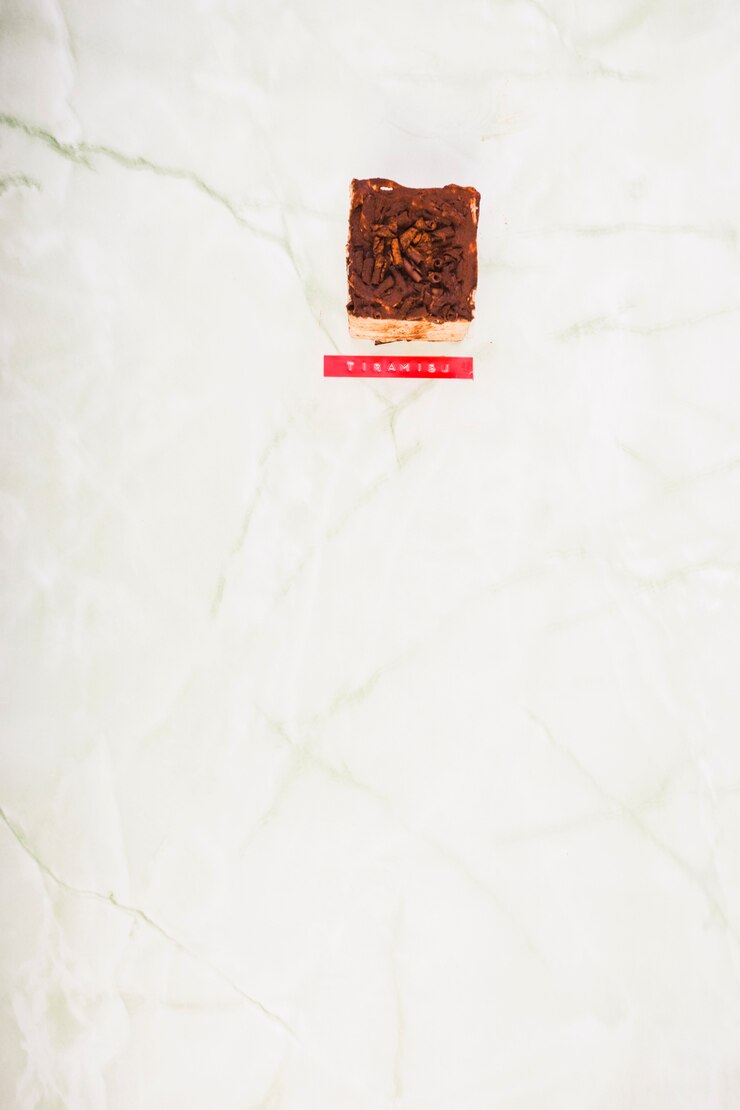 मुफ़्त फोटो high angle view of tiramisu dessert on marble