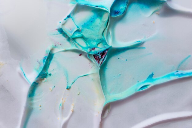 白の柔らかい泡で混合された青緑色の水彩画の高角度のビュー
