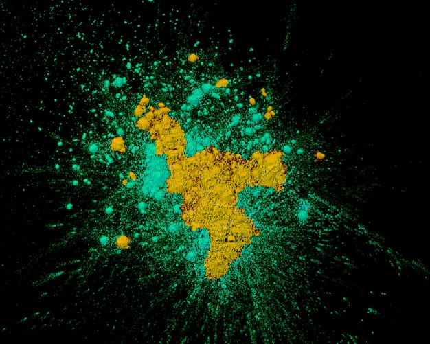 無地の背景に飛び散ったターコイズと黄色のランゴーリー色の高角度のビュー