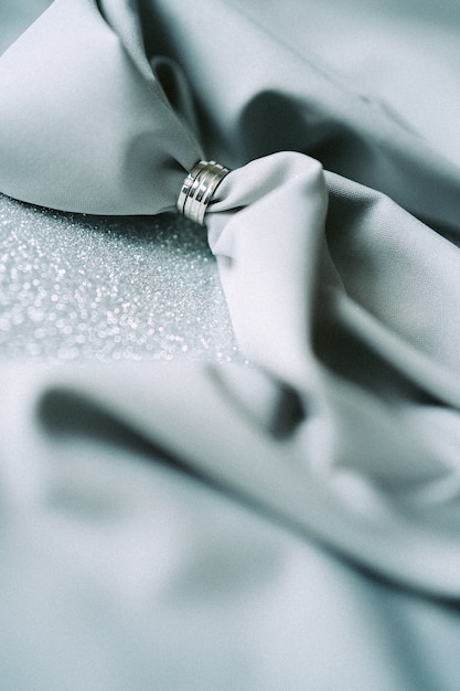 Украшение свадьбы взгляда высокого угла с серой тканью на серой текстурированной предпосылке. вертикальный