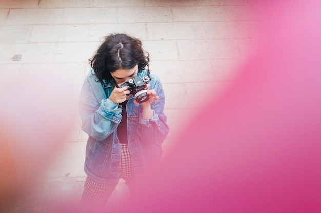 Foto gratuita punto di vista dell'angolo alto della donna che prende foto con la macchina fotografica