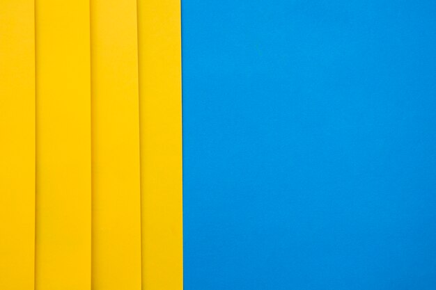 青い背景に黄色のcraftpapersの高い角度のビュー
