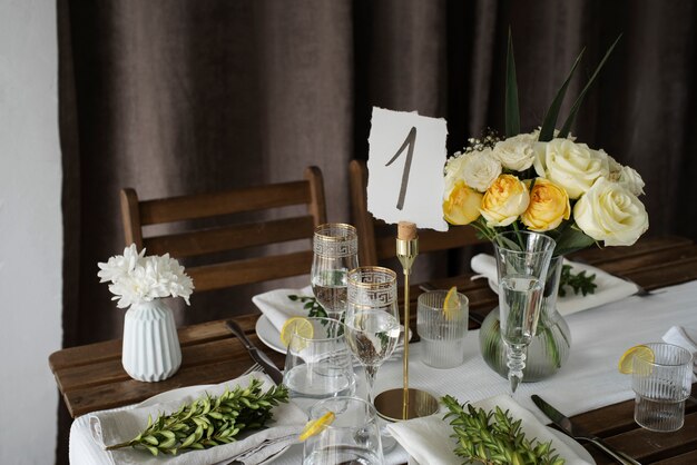 ハイアングルの結婚式のテーブルアレンジメント