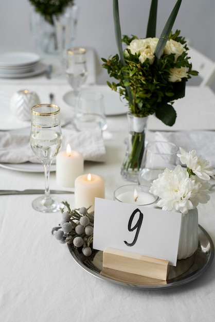 Ассортимент свадебных столов под большим углом с цветами