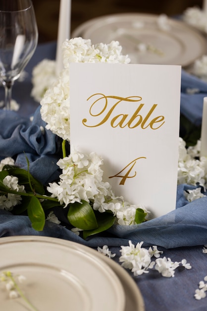 ハイアングルの結婚式のテーブル番号と花