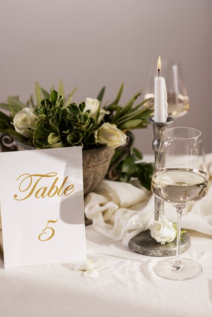 ハイアングルの結婚式のテーブル番号とメガネ