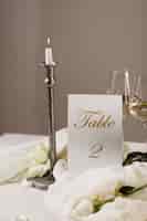 Foto gratuita numero di tavolo di nozze ad alto angolo con candela