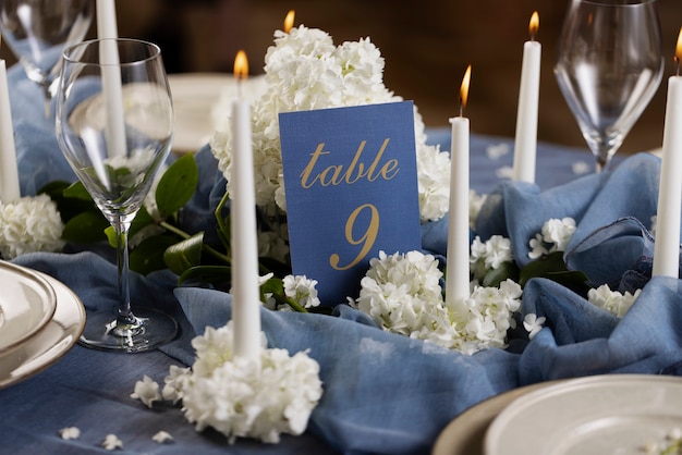 Foto gratuita numero del tavolo da matrimonio ad alto angolo con fiori