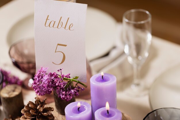 火のともったろうそくが付いている高角度の結婚式のテーブル