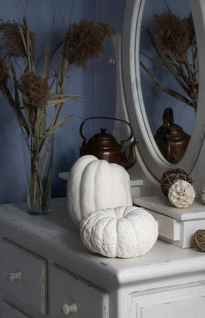 Free photo high angle white pumpkins on mirror table