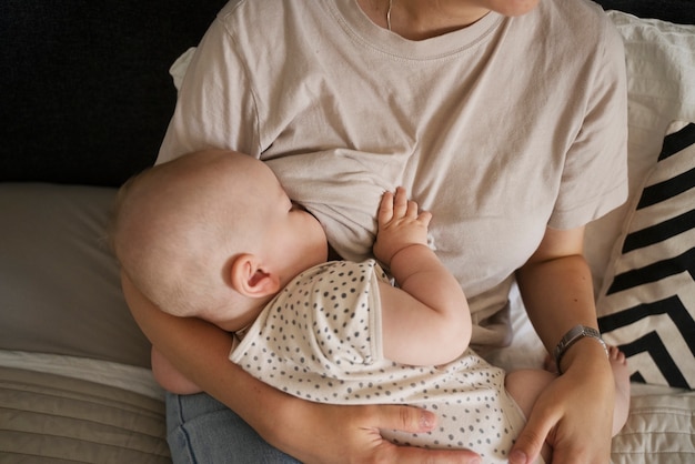 屋内で母乳育児をしているハイアングルの女性