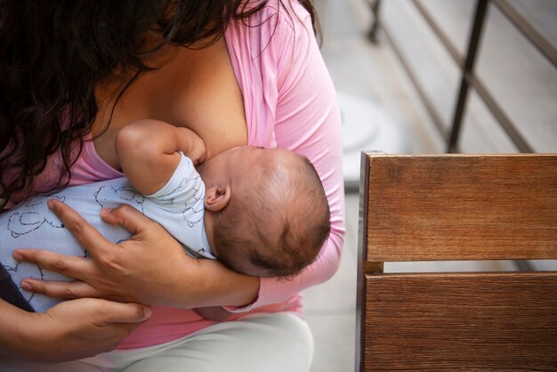 公共の場でのハイアングル女性の母乳育児