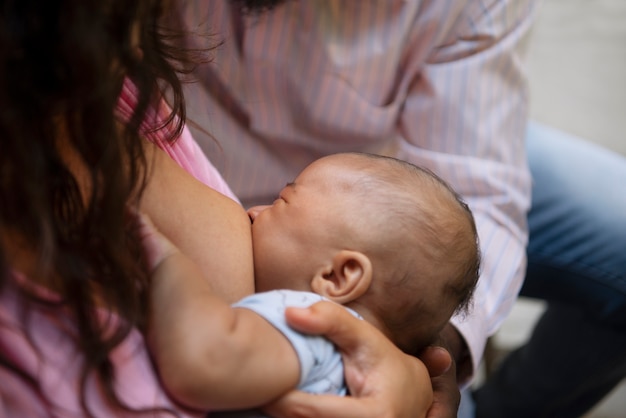 ハイアングルの女性の母乳育児