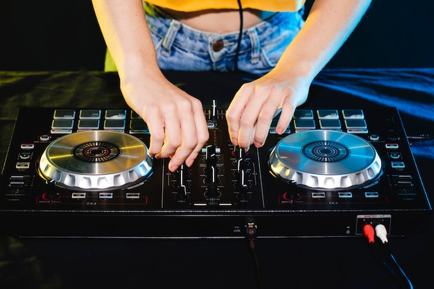 Высокий угол женщина в управлении DJ-микшер