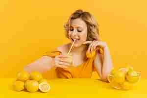Бесплатное фото Высокий угол женщина пьет лимонад