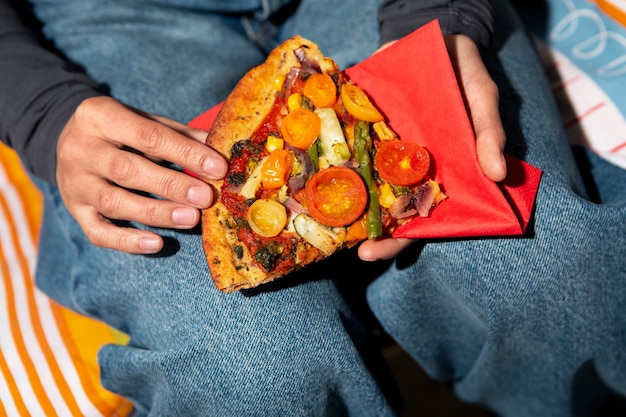 Foto gratuita donna ad alto angolo che mangia pizza