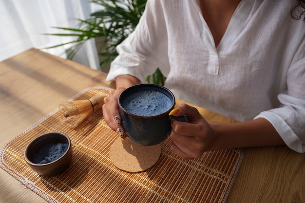 無料写真 自宅で青抹茶を楽しむハイアングル女性