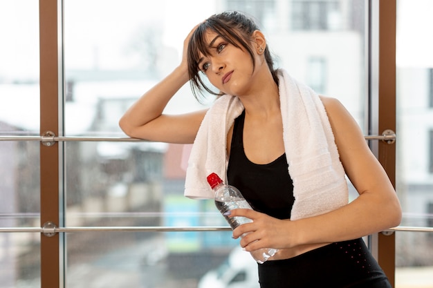 Foto gratuita donna dell'angolo alto alla palestra sulla pausa