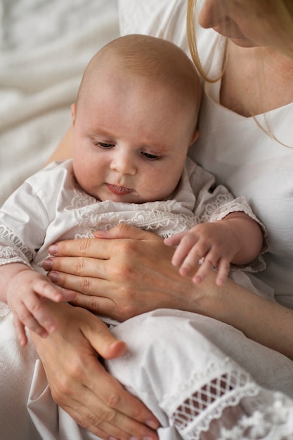 Foto gratuita bambino della holding della donna dell'angolo alto