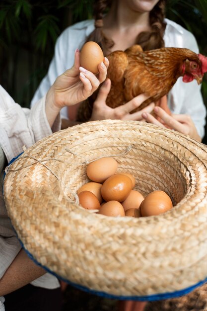 Женщина под большим углом держит яйца