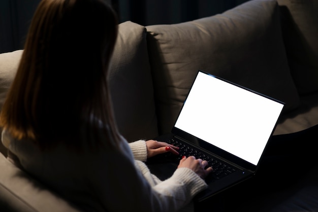Foto gratuita alto angolo di donna in possesso di un computer portatile