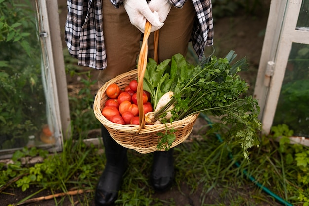 野菜のバスケットを保持しているハイアングルの女性