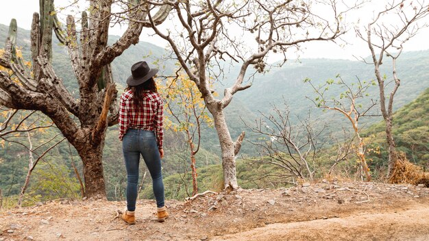 계곡을 내려다보고 높은 각도 여자