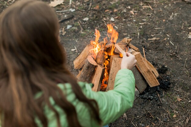 かがり火を作るハイアングル女性