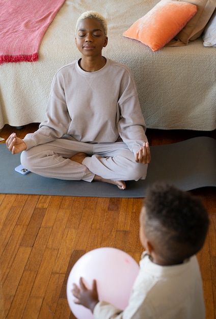 Donna dell'angolo alto che meditating