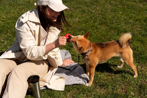 かわいい犬と遊ぶハイアングル女性