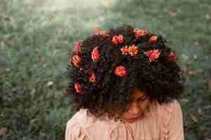 Foto gratuita donna dell'angolo alto che posa nel giardino romantico