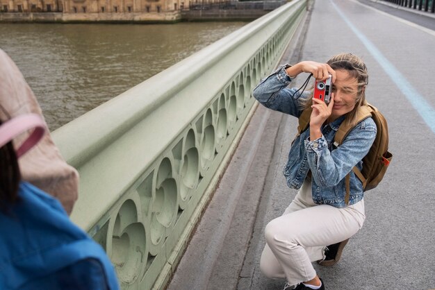 Женщина под большим углом фотографирует