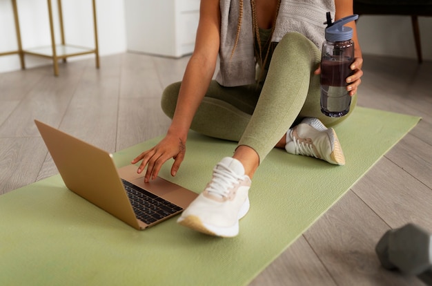 Foto gratuita addestramento della donna dell'angolo alto con il computer portatile