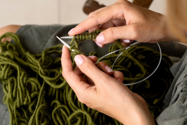 かぎ針編みを使う女性のハイアングル