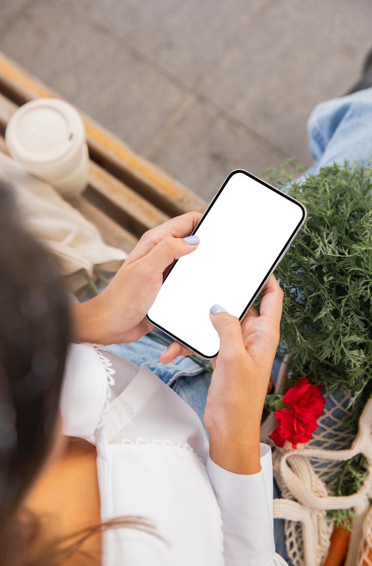 無料Photo 屋外でスマートフォンを使用している女性の高角度
