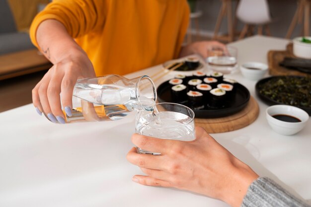 おいしい食べ物を持つハイアングルの女性