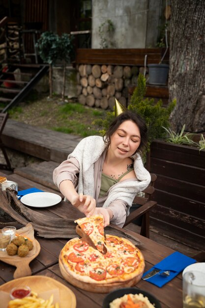 おいしいピザとハイアングルの女性